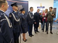 Zdjęcie kolorowe. Prezentacja nowego wzoru umundurowania wyjściowego dla policjantów.