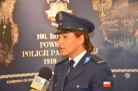 Zdjęcie kolorowe. Prezentacja nowego wzoru umundurowania wyjściowego dla policjantów.