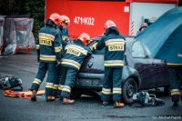 Zdjęcie kolorowe. Przedstawiające  akcję ratunkową.