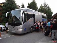 Zdjęcie kolorowe. Przedstawiające autobus.