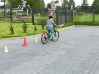 Zdjęcie kolorowe. Przedstawiające dzieci zdające egzamin na kartę rowerową.