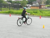 Zdjęcie kolorowe. Przedstawiające dzieci zdające egzamin na kartę rowerową.