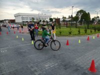 Zdjęcie kolorowe. Przedstawiające dzieci zdające egzamin na kartę rowerową.