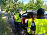 Zdjęcie kolorowe. Przedstawiające policjantów w trakcie kontroli drogowej.