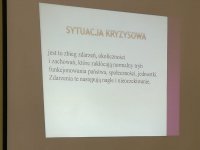 Zdjęcie kolorowe. Przestawiające pojęcie SYTUACJI KRYZYSOWEJ.