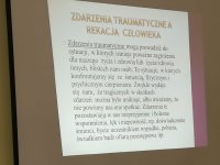 Zdjęcie kolorowe. Przestawiające wyjaśnienie pojęcia: ZDARZENIA TRAUMATYCZNEGO