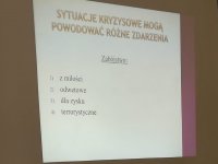 Zdjęcie kolorowe. Przestawiające skutki sytuacji kryzysowej.