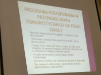 Zdjęcie kolorowe. Przestawiające postępowanie w przypadku zamachu terrorystycznego.