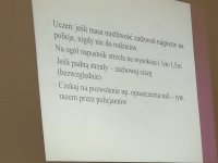 Zdjęcie kolorowe. Przestawiające ciąg dalszy postępowania w czasie zamachu terrorystycznego.