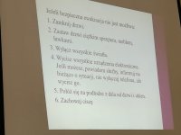 Zdjęcie kolorowe. Przestawiające przebieg bezpiecznej ewakuacji.