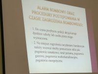 Zdjęcie kolorowe. Przestawiające postępowanie w trakcie alarmu bombowego.