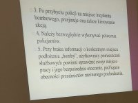 Zdjęcie kolorowe. Przestawiające ciąg dalszy postępowania w czasie zamachu bombowego.