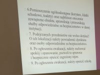 Zdjęcie kolorowe. Przestawiające ciąg dalszy postępowania w czasie ataku bombowego.