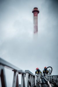 Zdjęcie kolorowe. Przedstawiające akcję Straży Pożarnej.