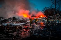 Zdjęcie kolorowe. Przedstawiające strażaków gaszących pożar.