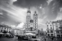 Zdjęcie kolorowe. Przedstawiające rynek miasta.