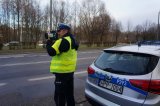 Zdjęcie kolorowe. Przedstawiające policjanta pracującego na urządzeniu TRU-CAM.