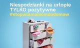 Zdjęcie kolorowe. Przedstawiające półkę z rzeczami osobistymi.