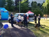 Zdjęcie kolorowe. Przedstawiające policjantów wraz z psem na Jastrzębskim Dniu Zwierzaka.