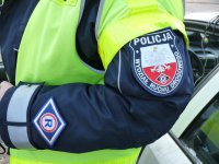 Zdjęcie kolorowe. Przedstawiające policjanta ruchu drogowego.