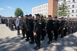 Zdjęcie kolorowe, Przedstawiające nowo przyjętych policjantów.