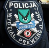 Zdjęcie kolorowe, przedstawiające mundur policjanta referatu patrolowo interwencyjnego.