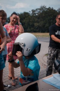 Zdjęcie kolorowe, przedstawiające festyn bezpieczeństwa, na którym uczestnicy mogli zobaczyć sprzęt oddziałów prewencji.