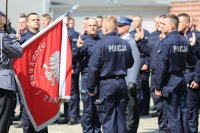 Zdjęcie kolorowe, przedstawiające ślubowanie policjantów.