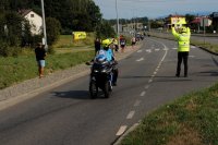 Zdjęcie kolorowe, przedstawiające motocykl policyjny, który zabezpieczał przejazd wyścigu.