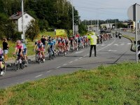 Zdjęcie kolorowe, przedstawiające przejazd uczestników TourDePologne.