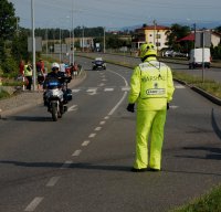 Zdjęcie kolorowe, przedstawiające zabezpieczenie wyścigu.