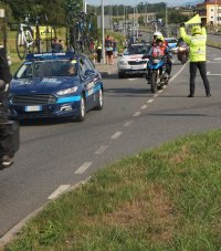 Zdjęcie kolorowe, przedstawiające przejazd załóg uczestników wyścigu.