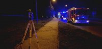 Zdjęcie kolorowe, przedstawiające prace policjantów na miejscu zdarzenia.