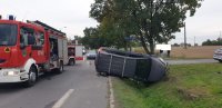 Zdjęcie kolorowe, przedstawiające miejsce zdarzenie drogowego.