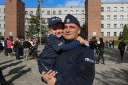 Zdjęcie kolorowe, ślubowanie policjantów.