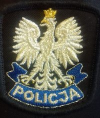 Zdjęcie kolorowe, przedstawiające czapkę policjanta.