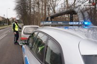 Zdjęcie kolorowe, przedstawiające policjantów w trakcie kontroli drogowej.