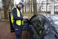 Zdjęcie kolorowe, przedstawiające policjantów w trakcie kontroli drogowej.