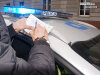 Zdjęcie kolorowe, przedstawiające policjantów w trakcie kontroli drogowej.