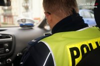 Zdjęcie kolorowe, przedstawiające policjantów w trakcie kontroli drogowej.