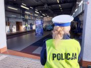 Zdjęcie kolorowe, przedstawiające policjantkę i stację diagnostyczna.