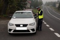 Zdjęcie kolorowe przedstawiające policjantów ruchu drogowego w trakcie akcji Prędkość.