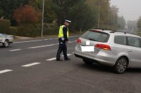 Zdjęcie kolorowe przedstawiające policjantów ruchu drogowego w trakcie akcji Prędkość.