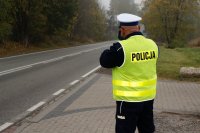 Zdjęcie kolorowe przedstawiające policjantów ruchu drogowego w trakcie akcji Prędkość.