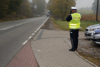 Zdjęcie kolorowe przedstawiające policjantów ruchu drogowego w trakcie akcji Prędkość.