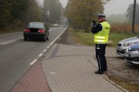 Zdjęcie kolorowe przedstawiające policjantów ruchu drogowego w trakcie akcji Prędkość.