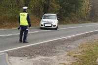 Zdjęcie kolorowe przedstawiające policjantów ruchu drogowego w trakcie akcji Prędkość.