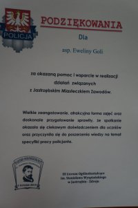 Zdjęcie kolorowe, przedstawiające podziękowanie dla policjantów i Pana Komendanta.