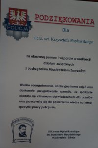 Zdjęcie kolorowe, przedstawiające podziękowanie dla policjantów i Pana Komendanta.