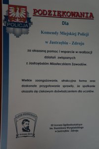 Zdjęcie kolorowe, przedstawiające podziękowanie dla policjantów i Pana Komendanta.